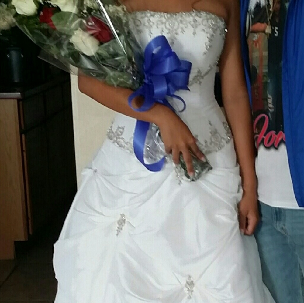 Allure Bridal Gown. Size 8 (but fits like an 8)